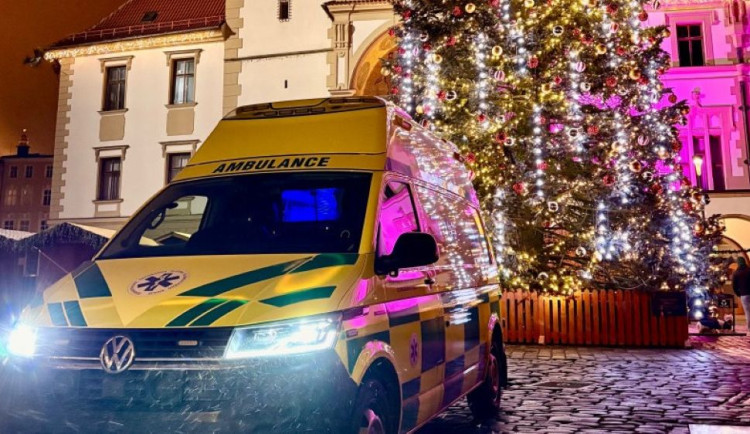 Přes sto šedesát výjezdů na Štědrý den. Úrazy, bolesti břicha nebo alergická reakce na rybu