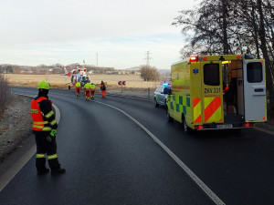 Řidičku zaklíněnou v převráceném autě vyprošťovali hasiči u Bochova.