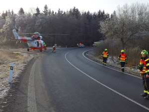 Řidičku zaklíněnou v převráceném autě vyprošťovali hasiči u Bochova.