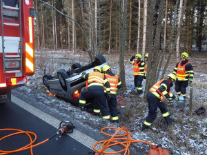 Řidičku zaklíněnou v převráceném autě vyprošťovali hasiči u Bochova.