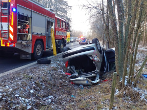 Řidičku zaklíněnou v převráceném autě vyprošťovali hasiči u Bochova.