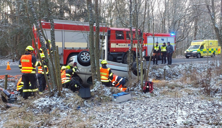 Řidičku zaklíněnou v převráceném autě vyprošťovali hasiči u Bochova.