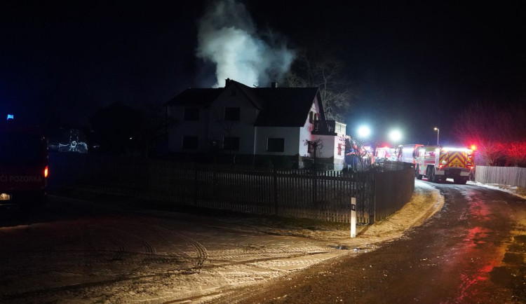 Požár přístavku v Bernově zaměstnal pět jednotek hasičů.