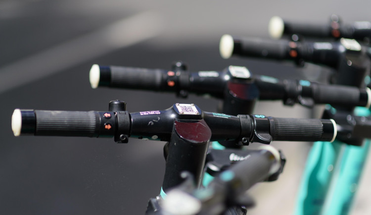 I o Vánocích se krade. Na Březinkách byly odcizeny elektrokoloběžky za 48 tisíc