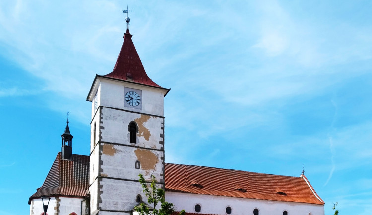 Církev s Horažďovicemi opraví za desítky milionů korun velký kostel na náměstí