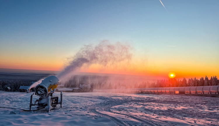 Vstupovat večer na sjezdovky může být životu nebezpečné, varují vlekaři v Krkonoších
