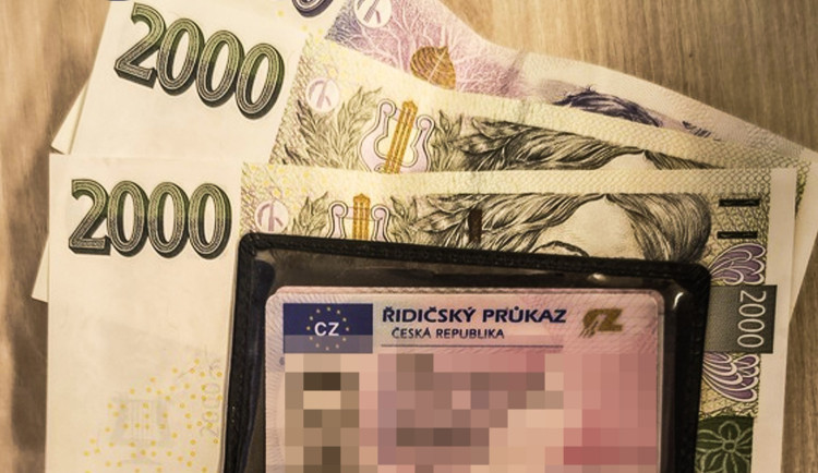 Nalezená peněženka a majitel nikde, strážník ale zavětřil nečekanou stopu