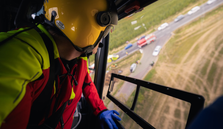 U Trutnova se srazila dvě auta. Zraněné jsou i děti, na místo letěl vrtulník