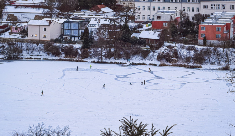 Pražané už bruslí na rybnících, riskují ale zdraví. Led ještě není dost silný