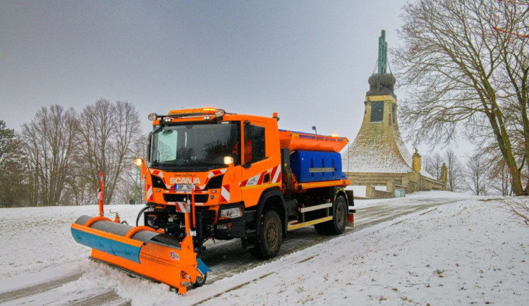 Buďte opatrní, varují silničáři. Většina silnic na jihu Moravy je mokrá po posypu
