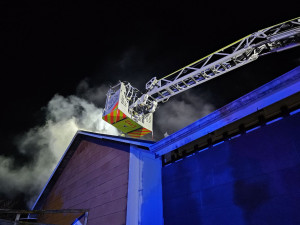 Požár poničil část střechy domu v Horním Slavkově