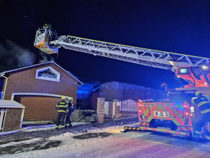 Požár poničil část střechy domu v Horním Slavkově