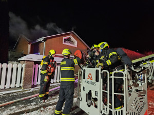 Požár poničil část střechy domu v Horním Slavkově
