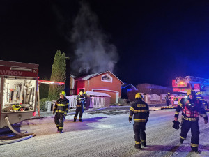 Požár poničil část střechy domu v Horním Slavkově