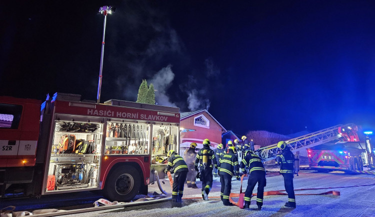 Požár poničil část střechy domu v Horním Slavkově.