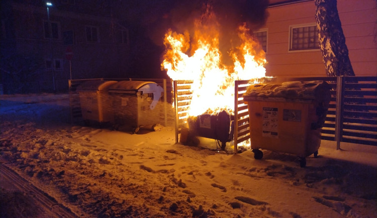 Silvestrovská noc zaměstnala hasiče. V Karlovarském kraji řešili desítky událostí.