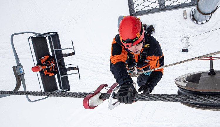 Jedno tlačítko místo váhání. Záchranka nově propojí i linku 112