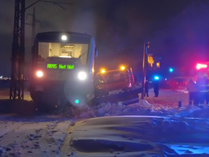 Osobní vlak se v Chebu střetl s vozidlem údržby silnic
