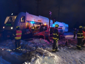 Osobní vlak se v Chebu střetl s vozidlem údržby silnic