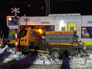Osobní vlak se v Chebu střetl s vozidlem údržby silnic
