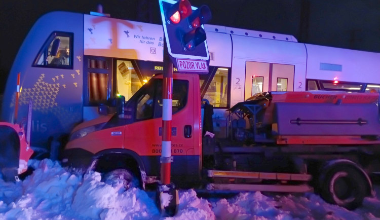 Osobní vlak se v Chebu střetl s vozidlem údržby silnic.