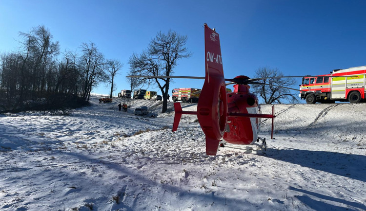 Vážná nehoda na Bruntálsku. Auto sjelo ze srázu, pomoc přivolal teenager