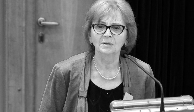 Univerzita Palackého truchlí. Zemřela emeritní rektorka Jana Mačáková