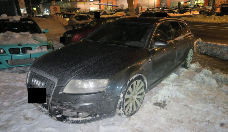 Nehoda v Jablonci. Řidič nedal přednost při vyjíždění od obchodního centra