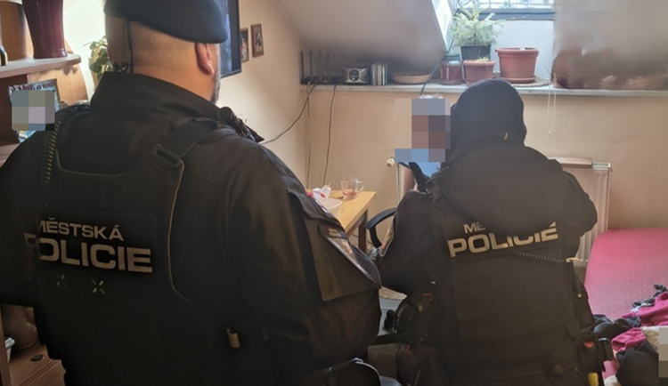 Za dveřmi naříkala žena ve špatném psychickém stavu, léky zapila alkoholem