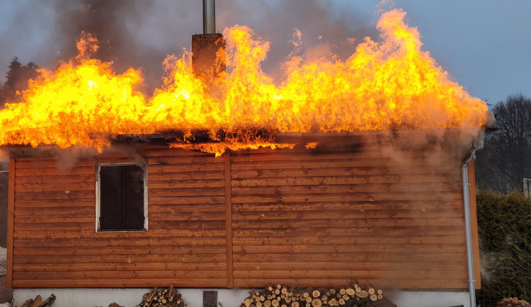 Požár u Těrlické přehrady zcela zničil chatu, škoda jde do milionů