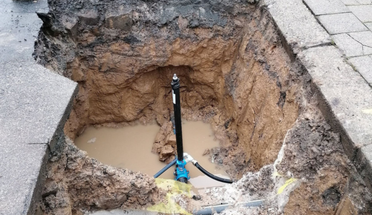 Mrazivé počasí si vybírá svou daň na vodovodních trubkách. Největší problém je na chatách