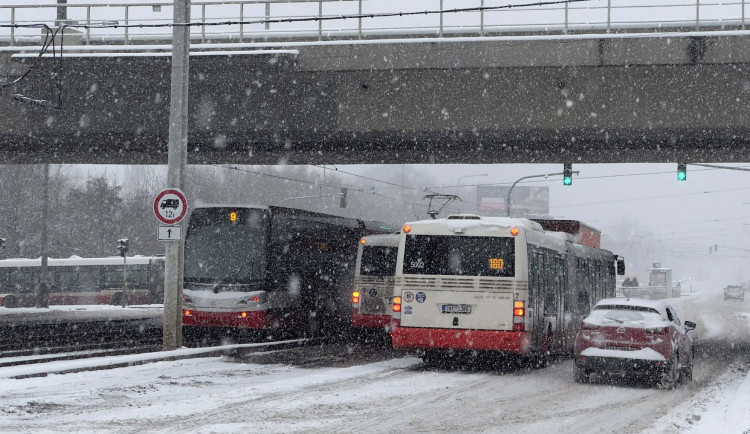 Uvízlé kamiony blokovaly silnice v Praze, došlo k několika hromadným nehodám