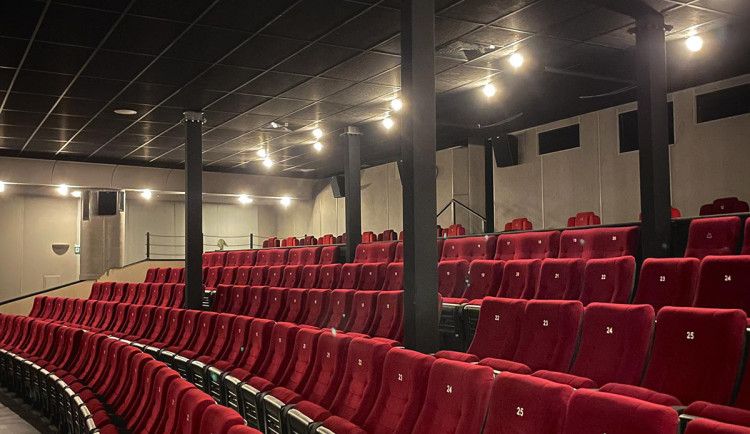 Sloupy před sedačkami v kině. Lidé se diví stavební úpravě v Olomouci