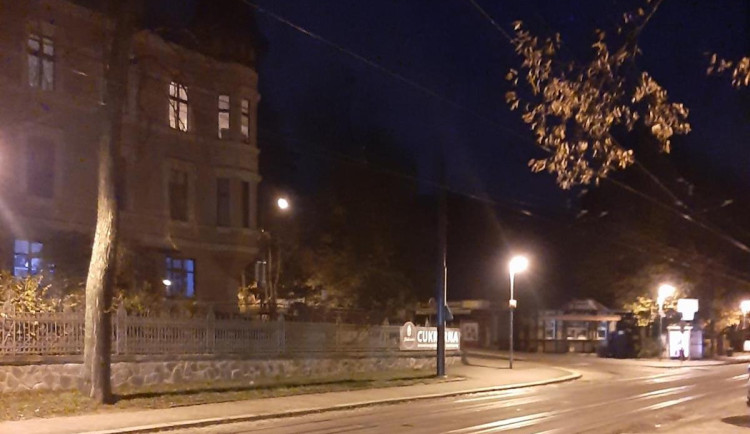 Běžec v Liberci srazil ženu venčící psa. Policie hledá muže i svědky