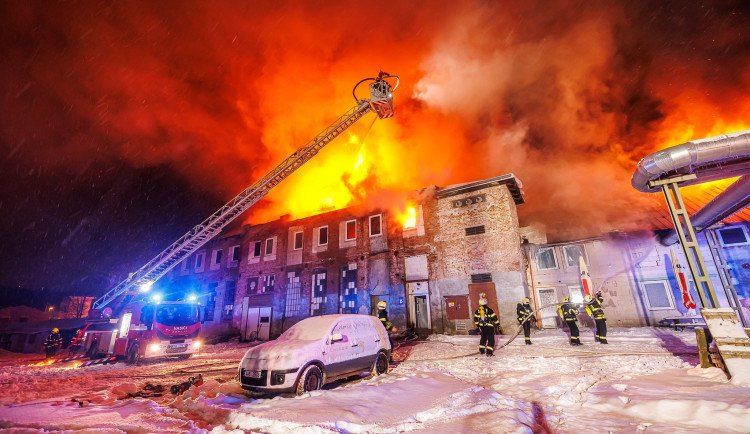 V Trutnově hořela neobývaná budova, škoda je asi deset milionů korun