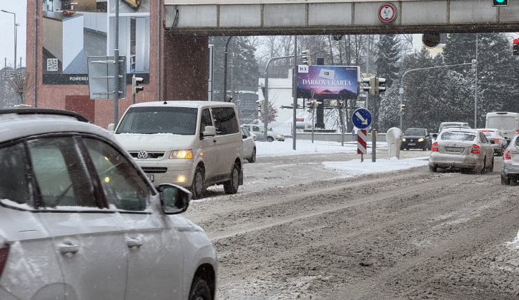 Česko potrápí ledovka, hrozí úrazy i dopravní komplikace