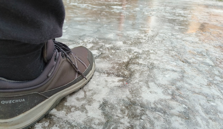 Pozor, ať neuklouznete! V celém Olomouckém kraji hrozí odpoledne a v noci ledovka