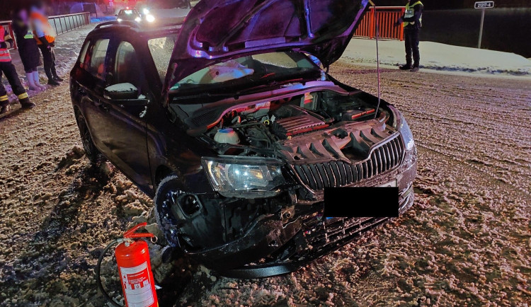 Hasiči řešili během pondělí a noci na úterý devět dopravních nehod.