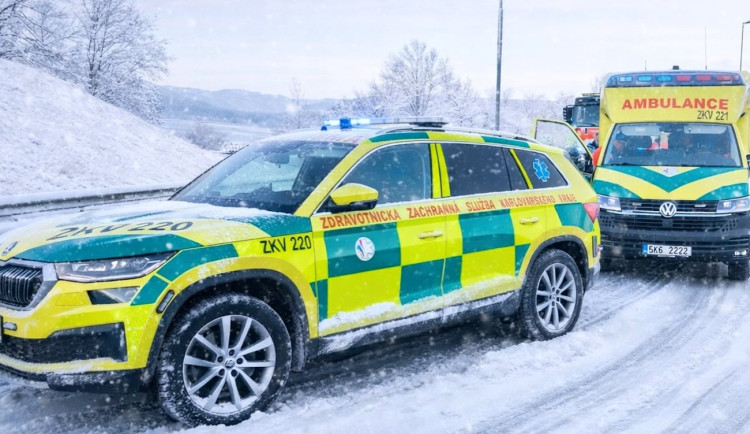 Pohotovosti v Karlovarském kraji ošetřily kvůli ledovce desítky zraněných.