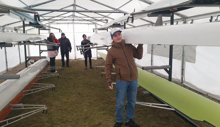 Veslařské naděje ze Sokolova mají novou loděnici pro úschovnu lodí a klubovnu.