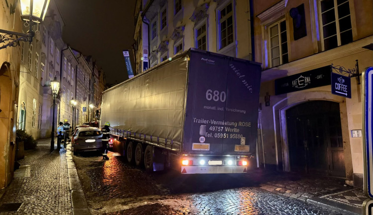 Řidič kamionu slepě poslouchal navigaci, zasekl se v historickém centru Prahy