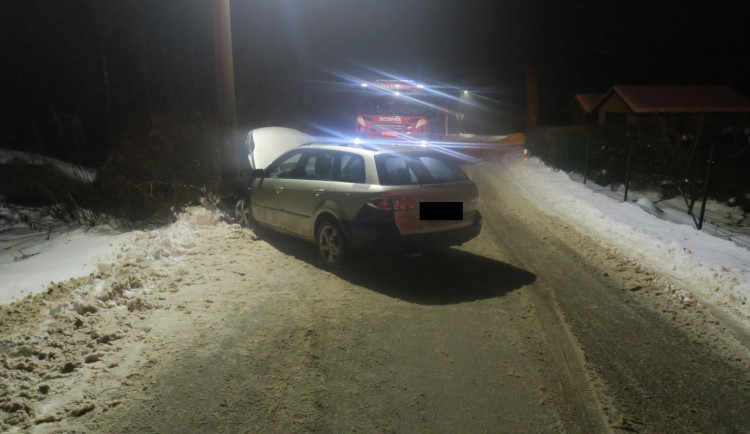 Řidička na zasněžené vozovce dostala smyk a narazila do sloupu