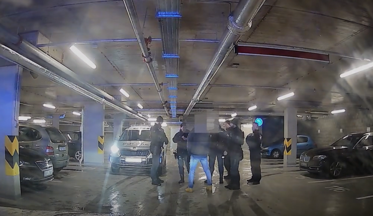 VIDEO: Muž bez řidičáku se pokusil ujet strážníkům. Dostihli ho v garážích Horácké arény
