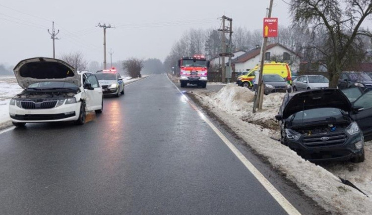 Senior u Dobronína předjížděl odbočující auto, po nehodě je škoda skoro 400 tisíc
