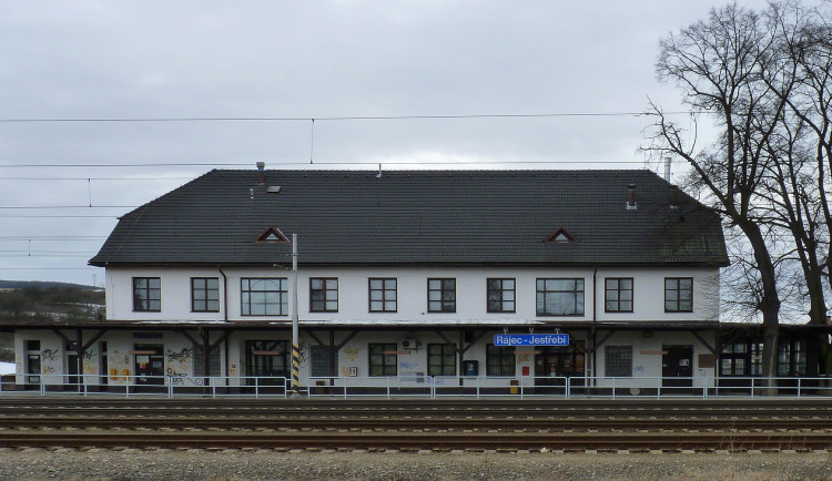 Další vyhaslý život na železnici. Rychlík srazil ženu na Blanensku, přebíhala přes přejezd