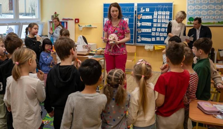 Karlovarský kraj učí děti správné péči o zuby. Do projektu se zapojily tisíce žáků.