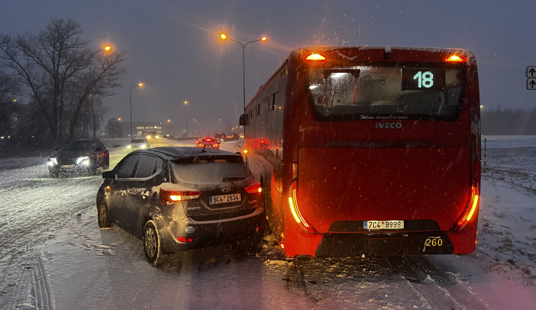 Řidič autobusu bravurně zvládl nehodu v Budějovicích, cestující mu teď děkují