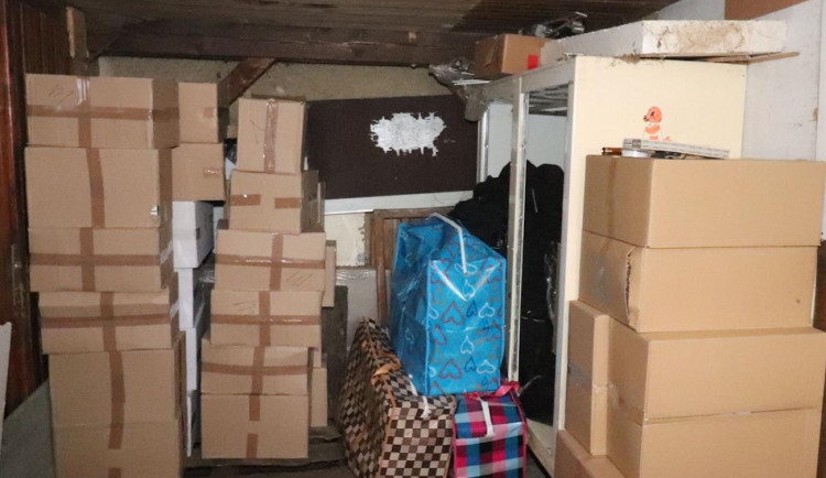 Celníci odhalili rozsáhlý obchod s nelegálními cigaretami.