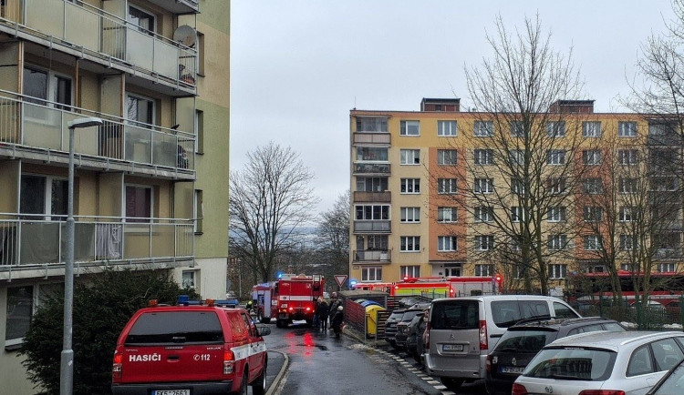 Požár bytu v Sokolově, lidé byli evakuováni.