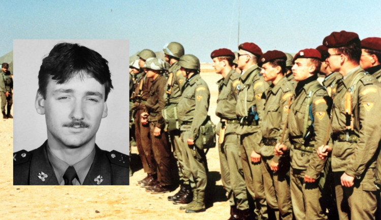 Příslušníci čs. speciální protichemické jednotky v Perském zálivu (1991) + portrét Petra Šimonky. Foto: Poskytlo Ministerstvo obrany (2x)